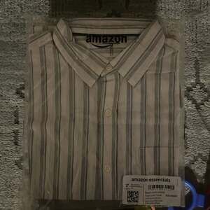 Amazon Essentials Men's Regular-Fit Stretch Poplin Short-Sleeve Shirt in Green a